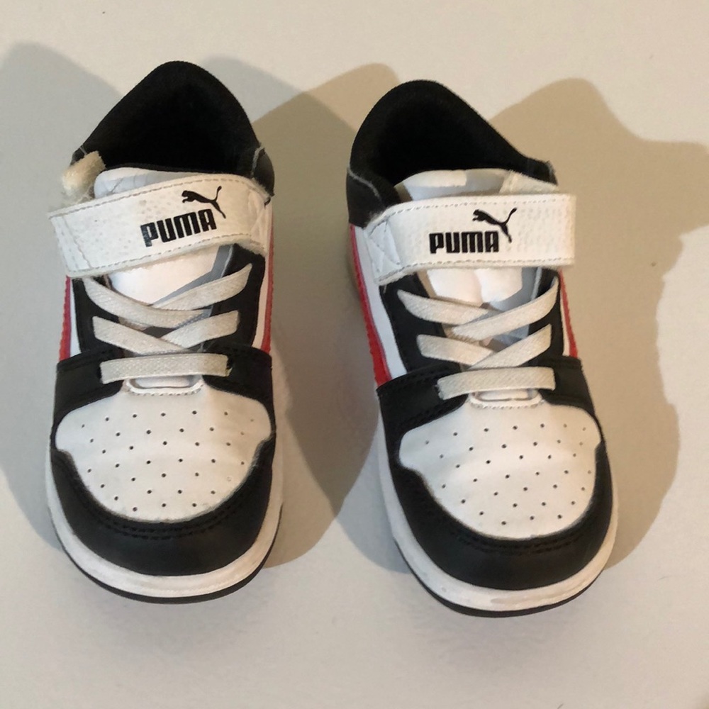 EUC Puma sneakers size 9c
